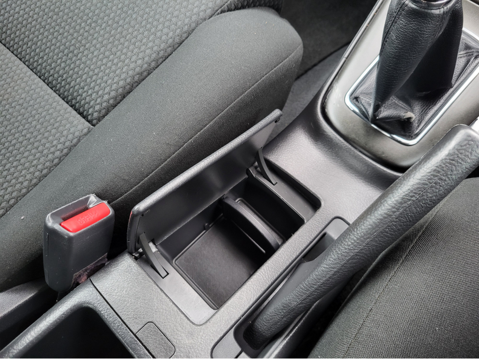 2006 Toyota Avensis - image 23