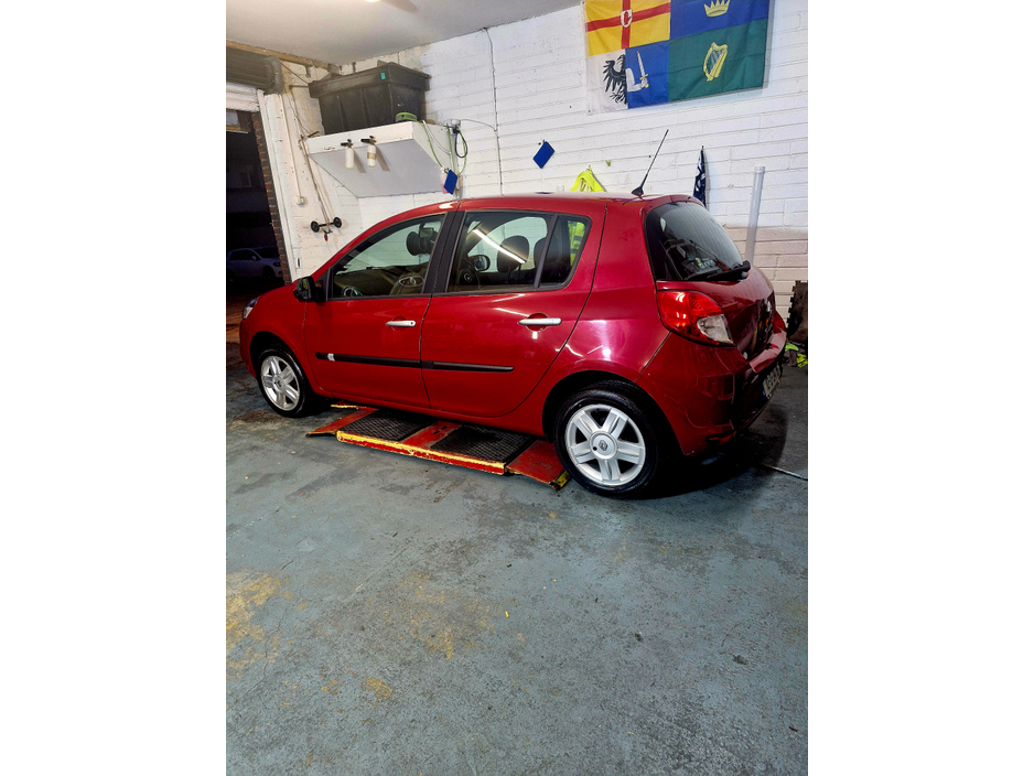 2010 Renault Clio - image 3