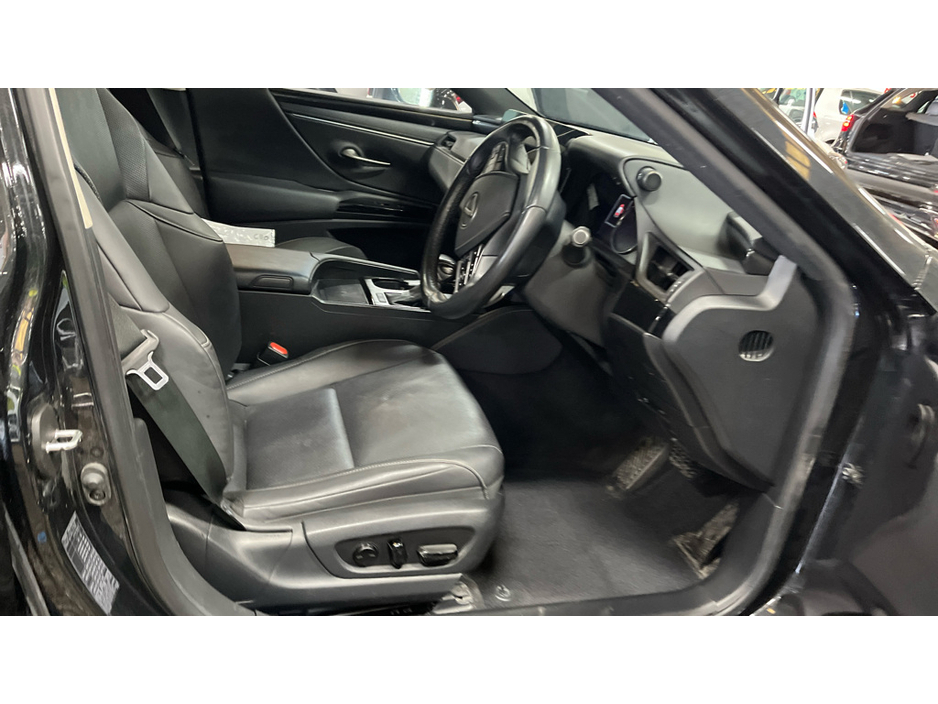 2023 Lexus ES 300 H - image 2