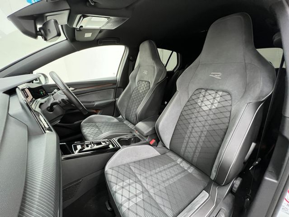 2023 Volkswagen Golf - image 12