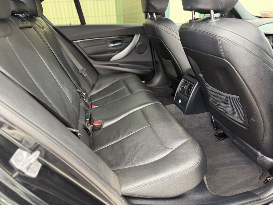 2017 BMW 3 Series - image 10