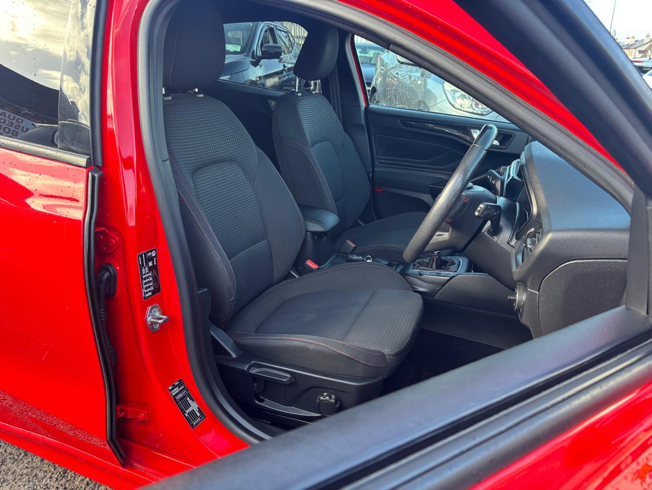 2019 Ford Focus - image 15