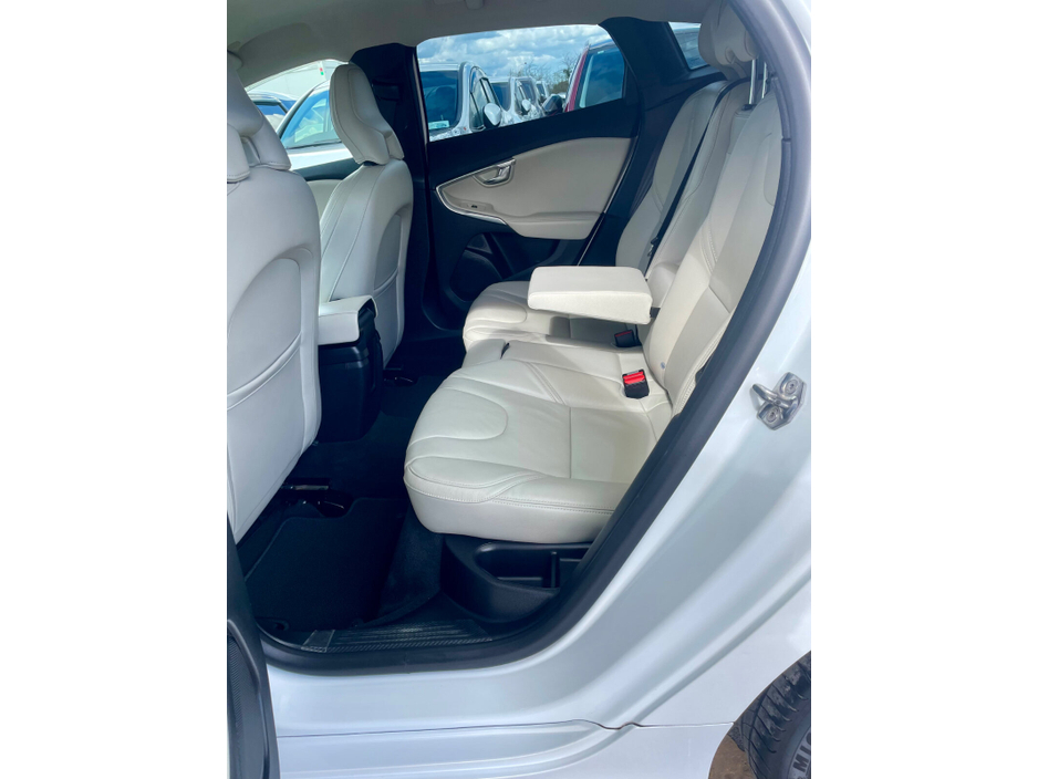 2018 Volvo V40 - image 22