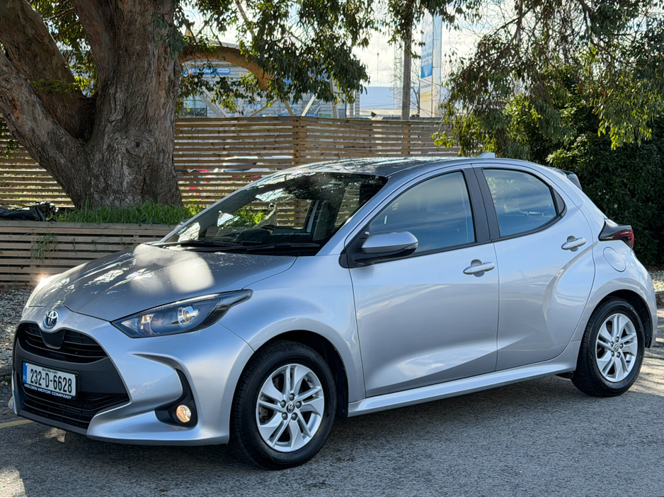 2023 Toyota Yaris - image 3