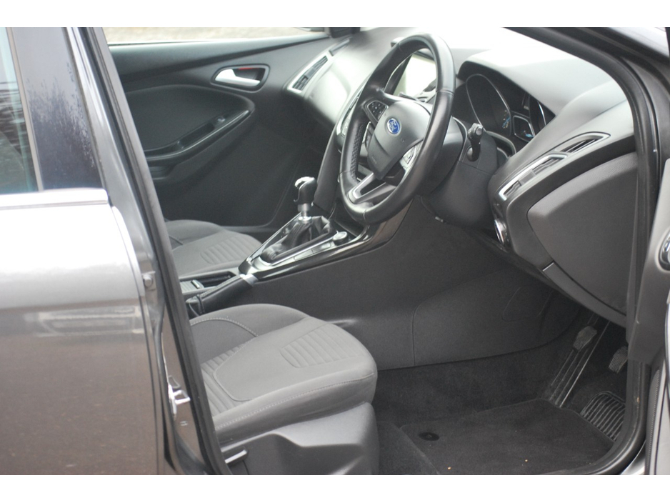 2016 Ford Focus - image 10