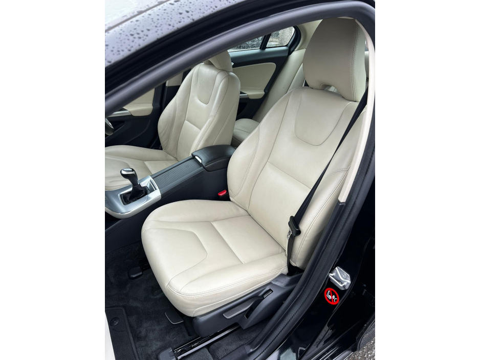 2018 Volvo S60 - image 12