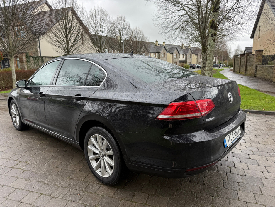 2017 Volkswagen Passat - image 4