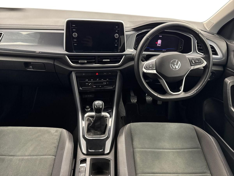 2024 Volkswagen T-Roc - image 8