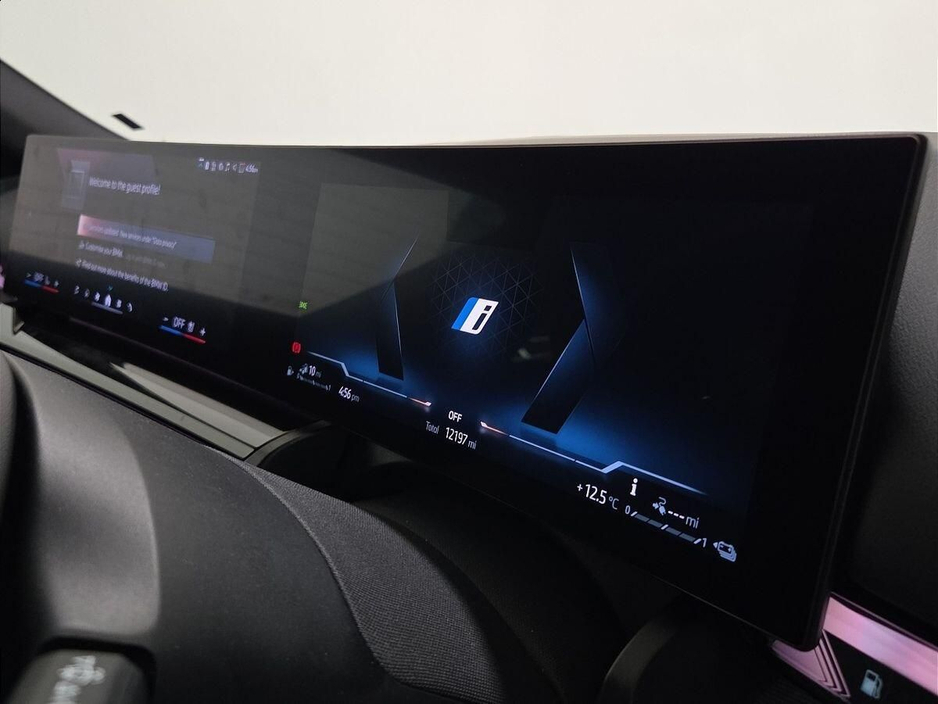 2025 BMW 5 Series - image 19