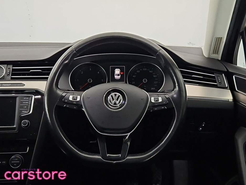 2016 Volkswagen Passat - image 18