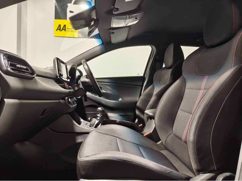 2022 Hyundai i30 - image 14