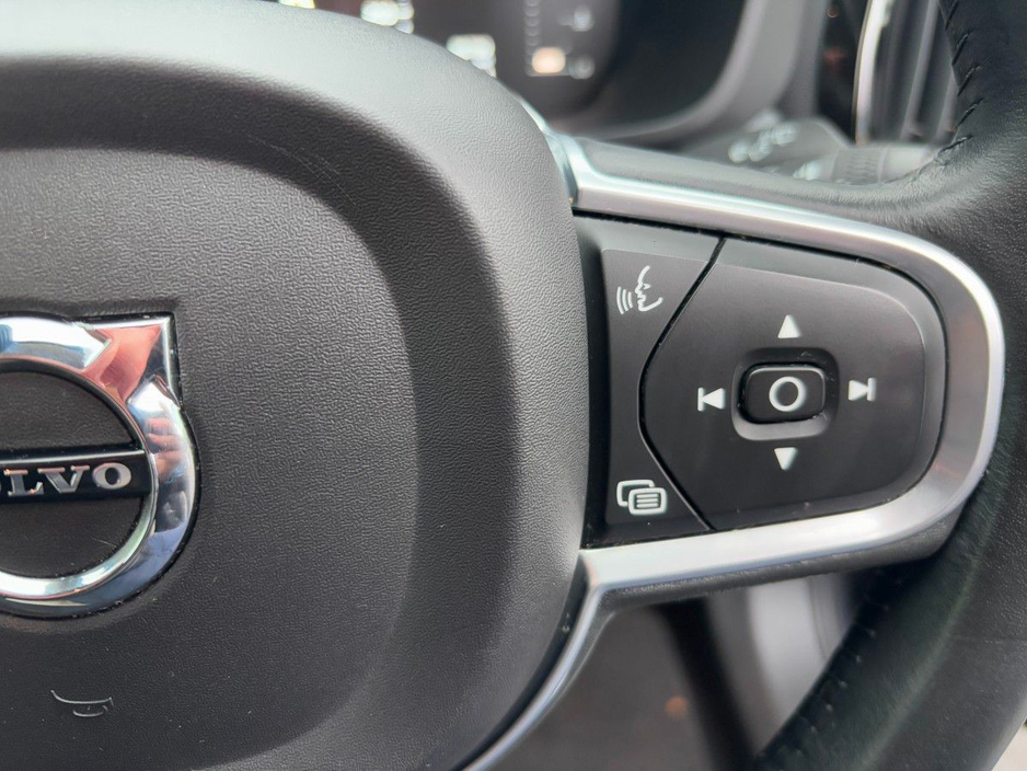 2018 Volvo XC60 - image 15