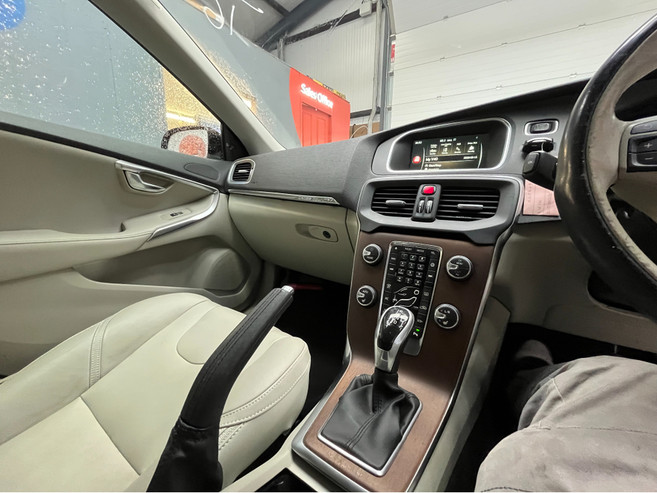 2016 Volvo V40 - image 15