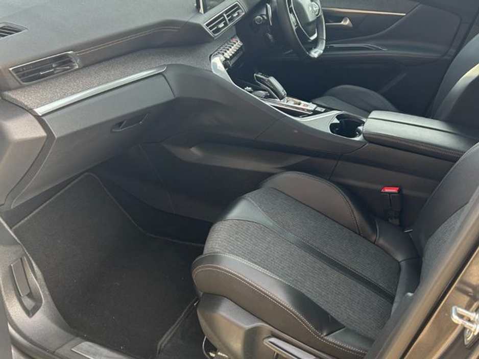 2019 Peugeot 3008 - image 6