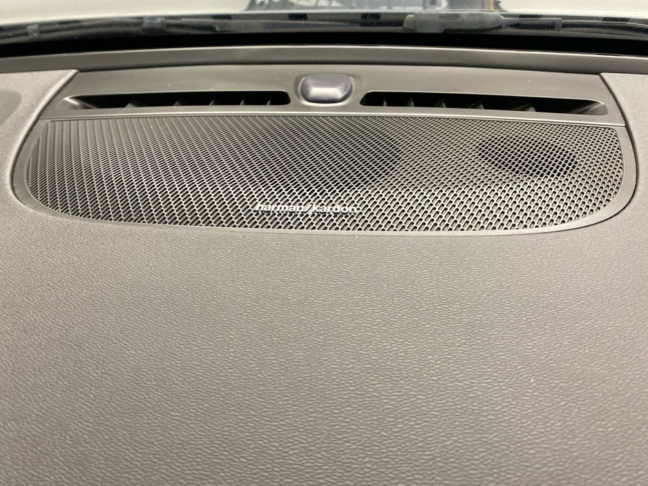 2022 Volvo XC40 - image 22