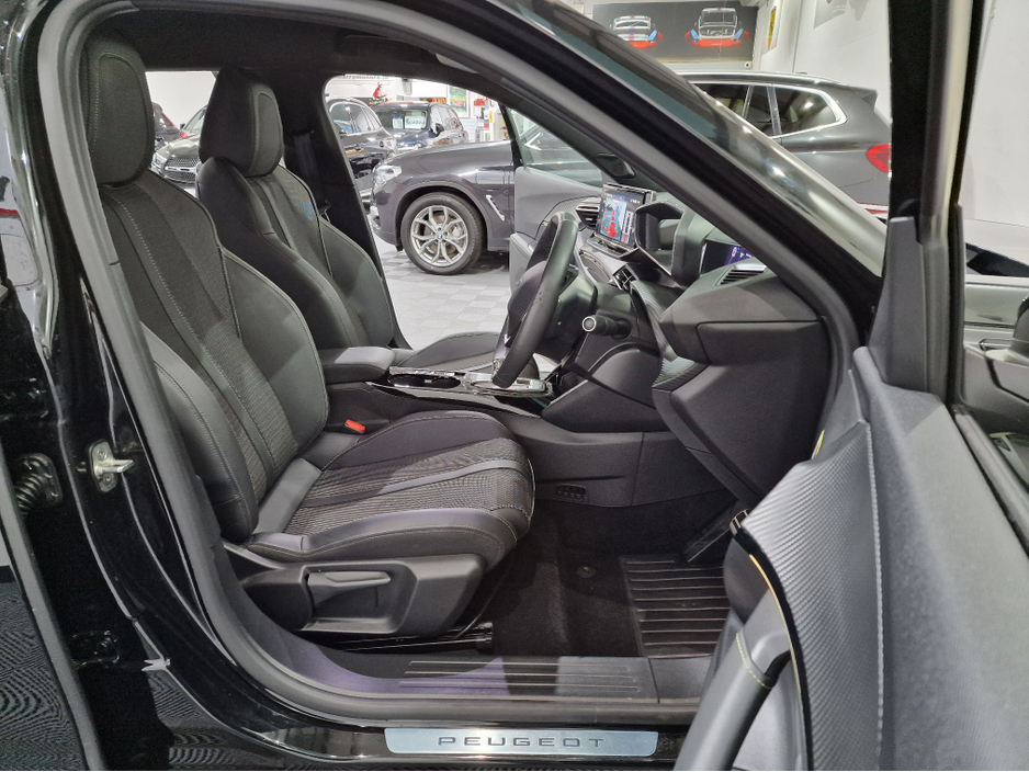 2024 Peugeot 2008 EV GT (50KWH BATTERY) AUTOMATIC **ONE OWNER / TOP SPEC / APPLE CARPLAY / CRUISE CONTROL / HALF LEATHER / KEYLESS ENTRY / REVERSE CAMERA / WIRELESS PHONE CHARGING / PEUGEOT WARRANTY 03|2027** €25,900