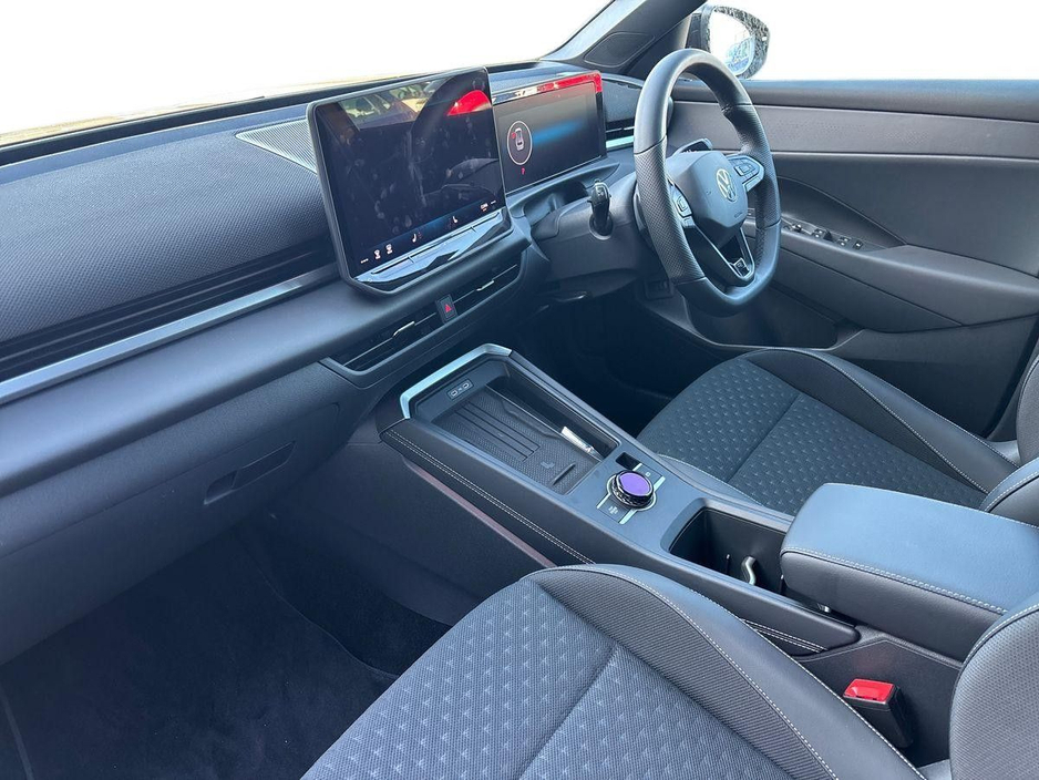 2026 Volkswagen T-Roc - image 2