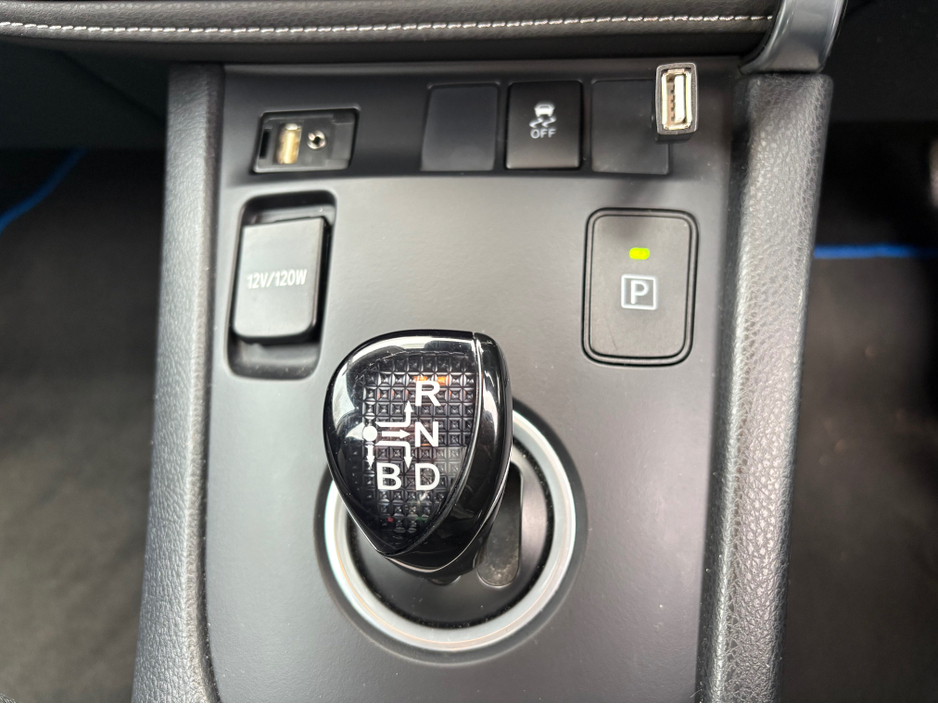 2017 Toyota Auris HYBRID LUNA *Full Toyota Service History…AA Approved…Irish Car* €13,950