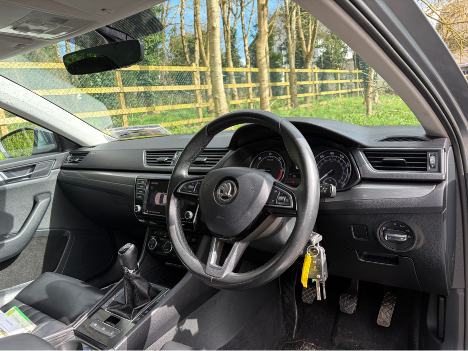 2016 Skoda Superb - image 12