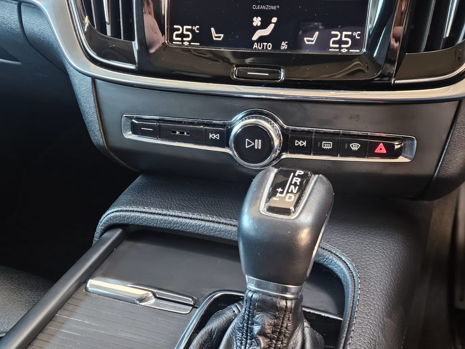 2019 Volvo S90 - image 12