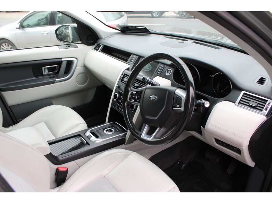 2015 Land Rover Discovery - image 8