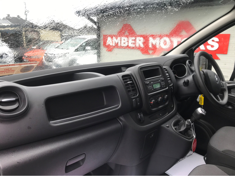 2021 Renault Trafic - image 16