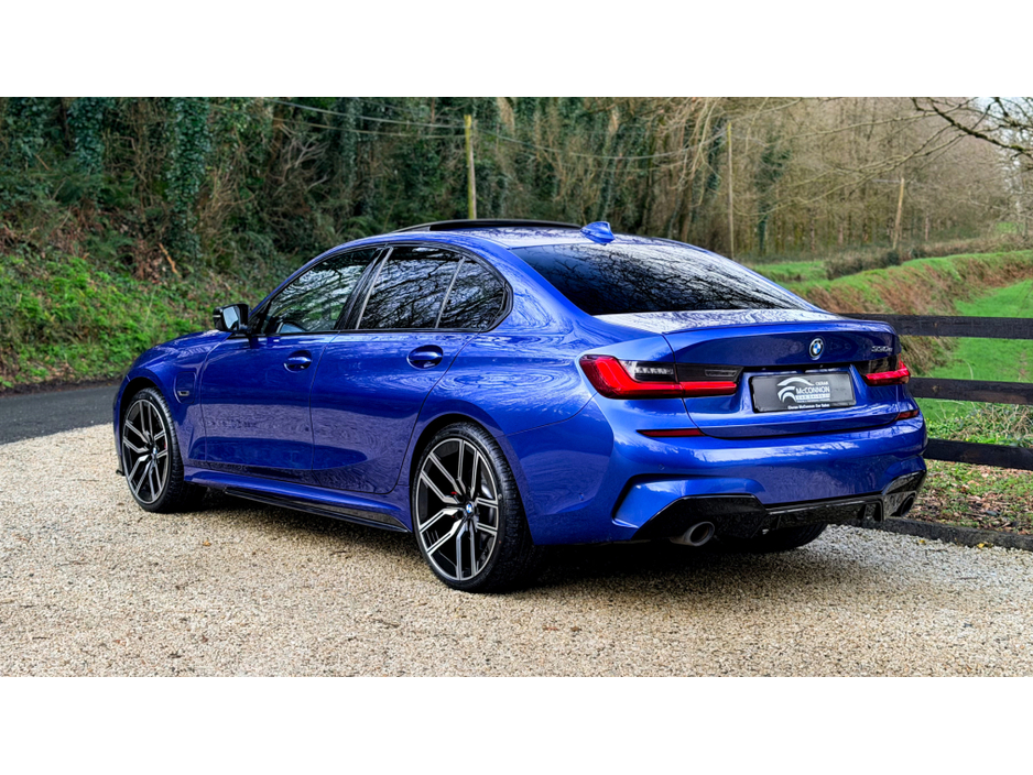 2022 BMW 3 Series - image 2