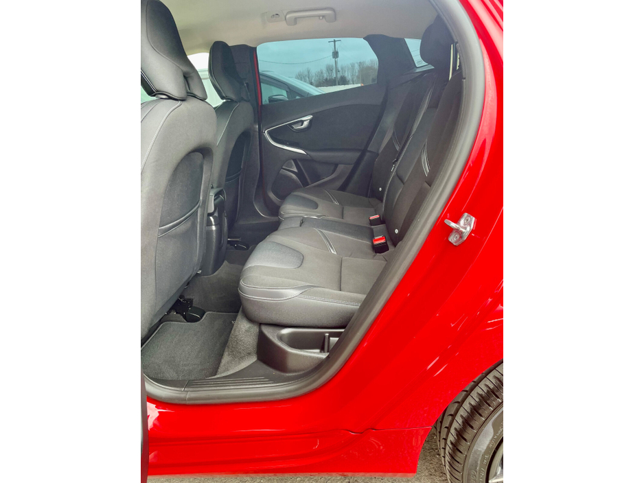 2017 Volvo V40 - image 19