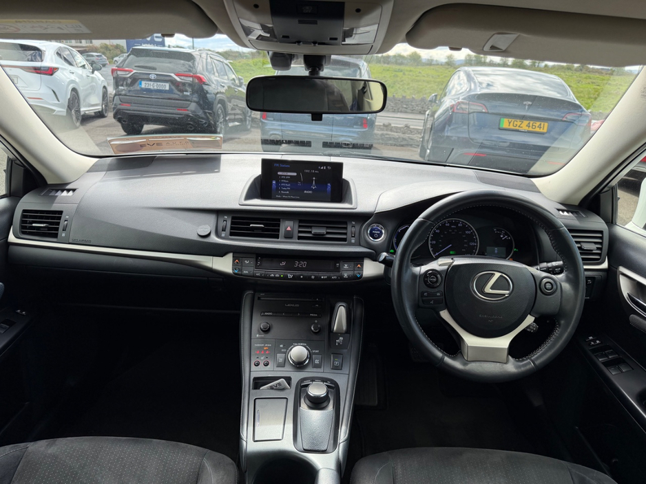 2014 Lexus CT 200 h - image 2