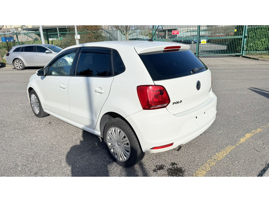 2015 Volkswagen Polo - image 3