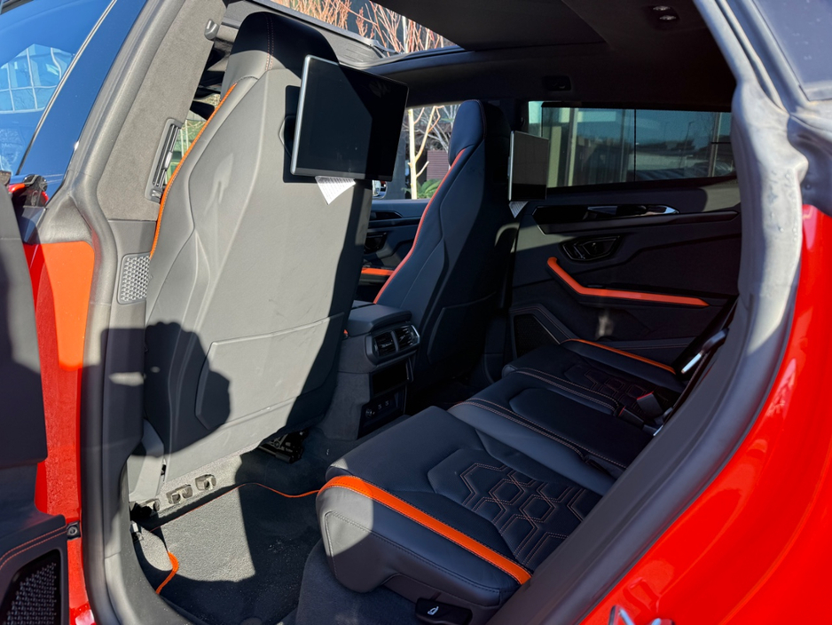 2025 Lamborghini Urus - image 4