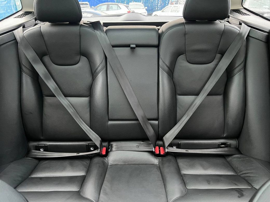 2023 Volvo XC60 T6 PLUS DARK AWD 2.0 HYBRID // OPENING PAN ROOF // HEATED LEATHER SEATS // APPLE CARPLAY/ANDROID AUTO €39,900