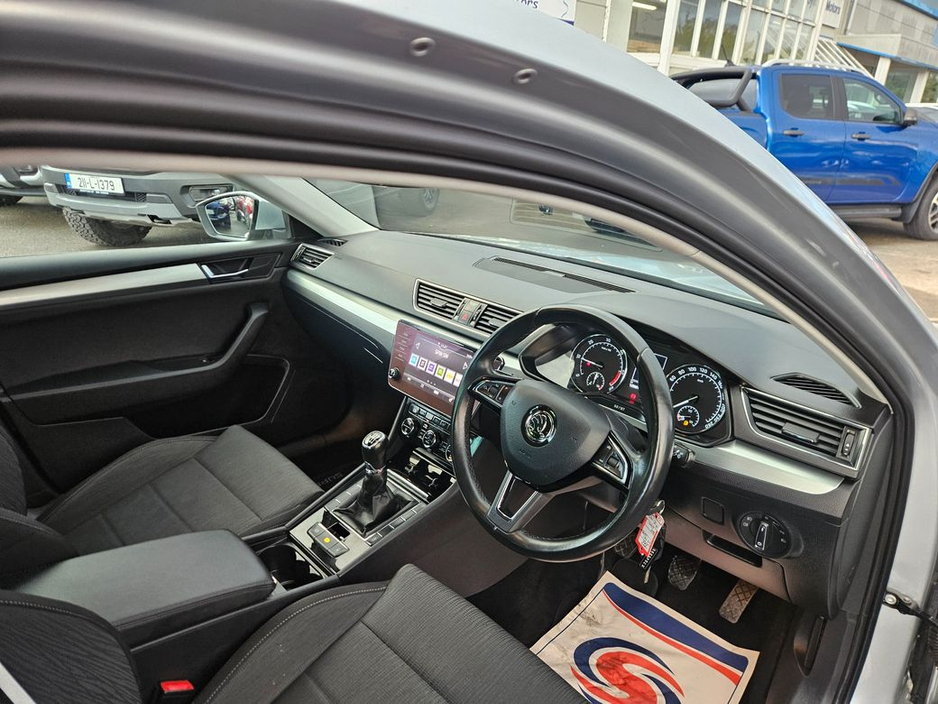 2019 Skoda Superb - image 5