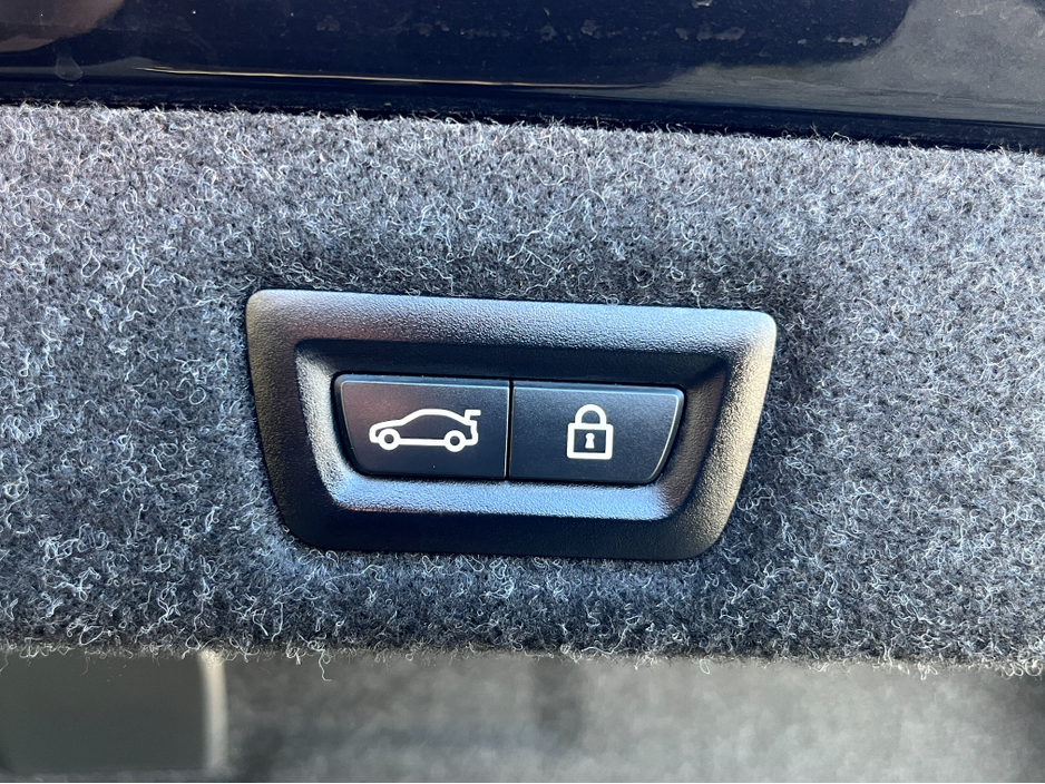 2018 BMW 5 Series - image 9