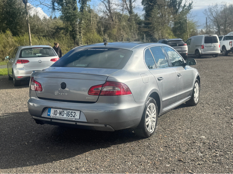 2010 Skoda Superb - image 2