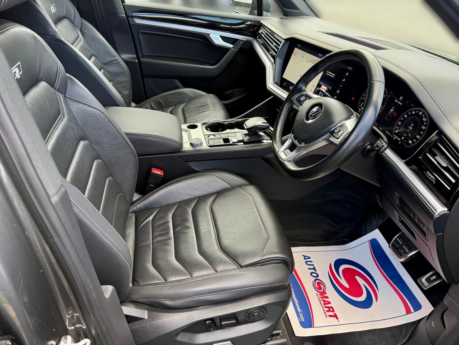 2019 Volkswagen Touareg - image 12