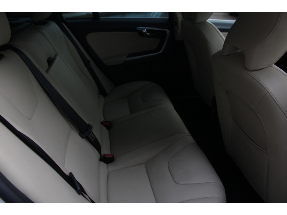 2017 Volvo V60 - image 17