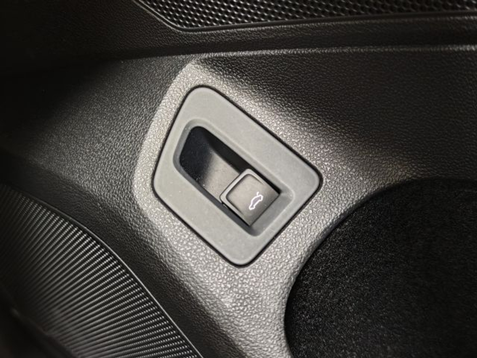 2018 Volkswagen Passat - image 24