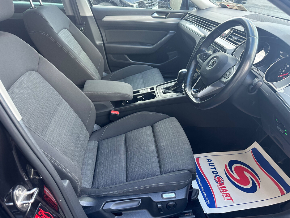 2020 Volkswagen Passat - image 7