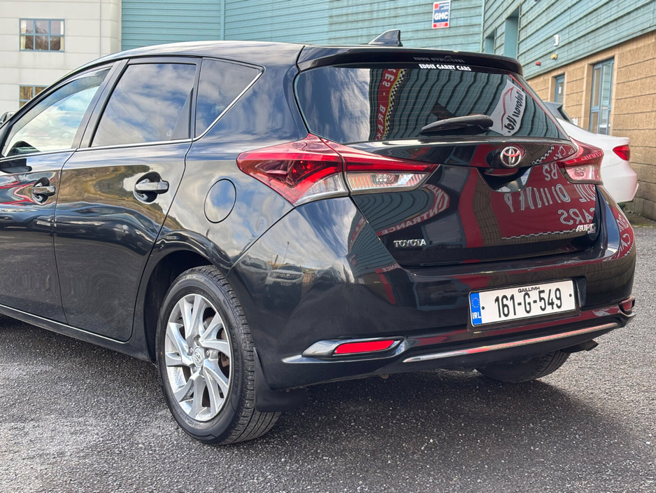 2016 Toyota Auris - image 14