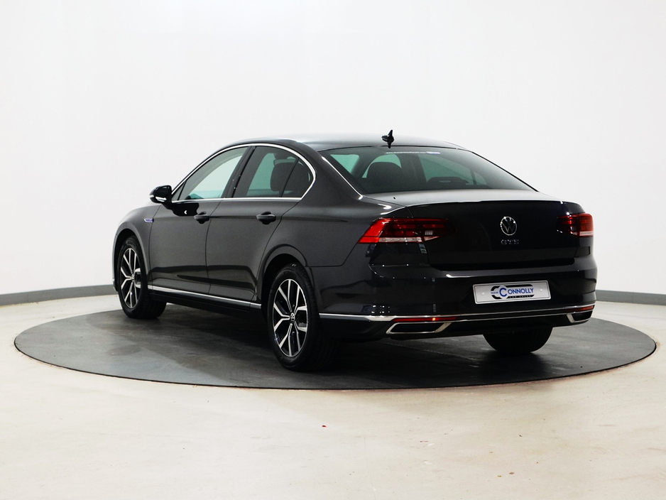 2021 Volkswagen Passat - image 5