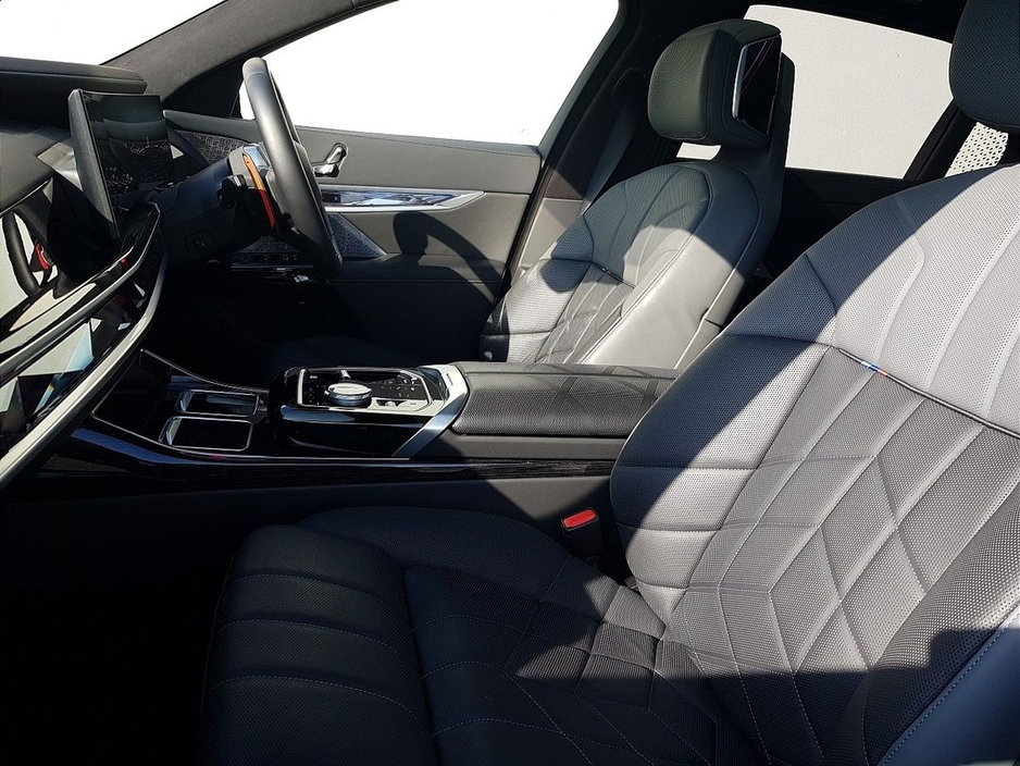 2025 BMW 7 Series - image 7