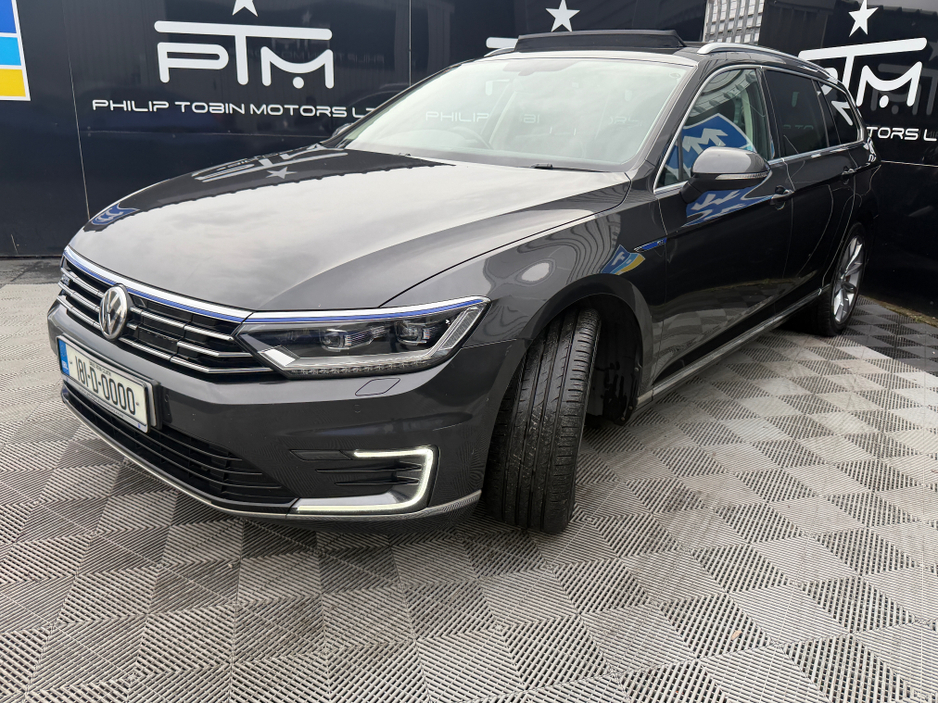 2018 Volkswagen Passat - image 4