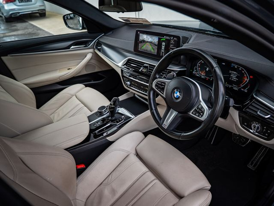 2022 BMW 5 Series - image 5