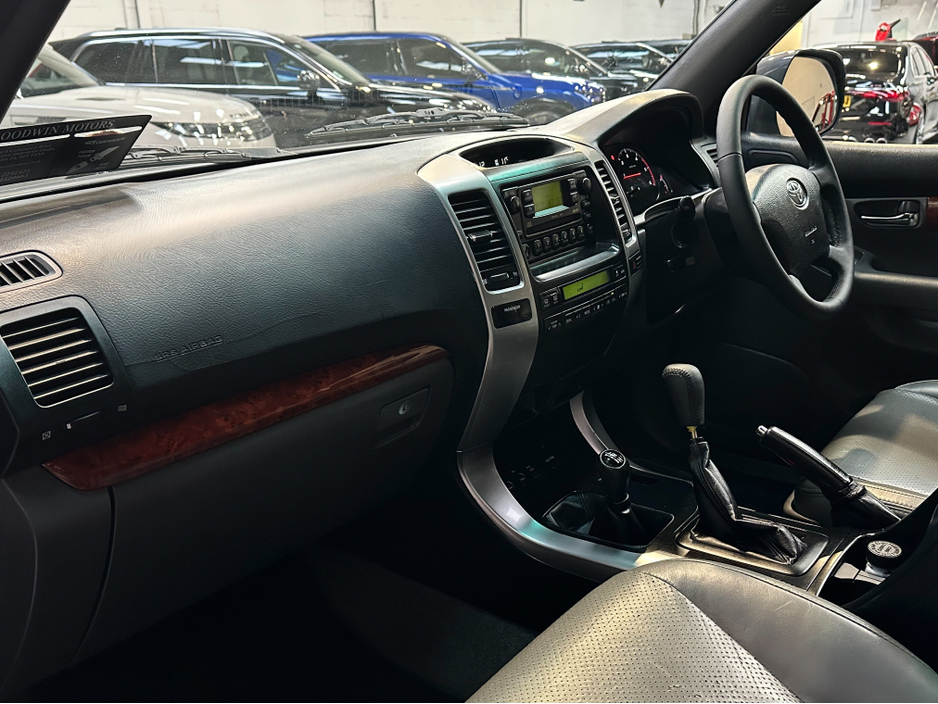 2004 Toyota Landcruiser - image 15