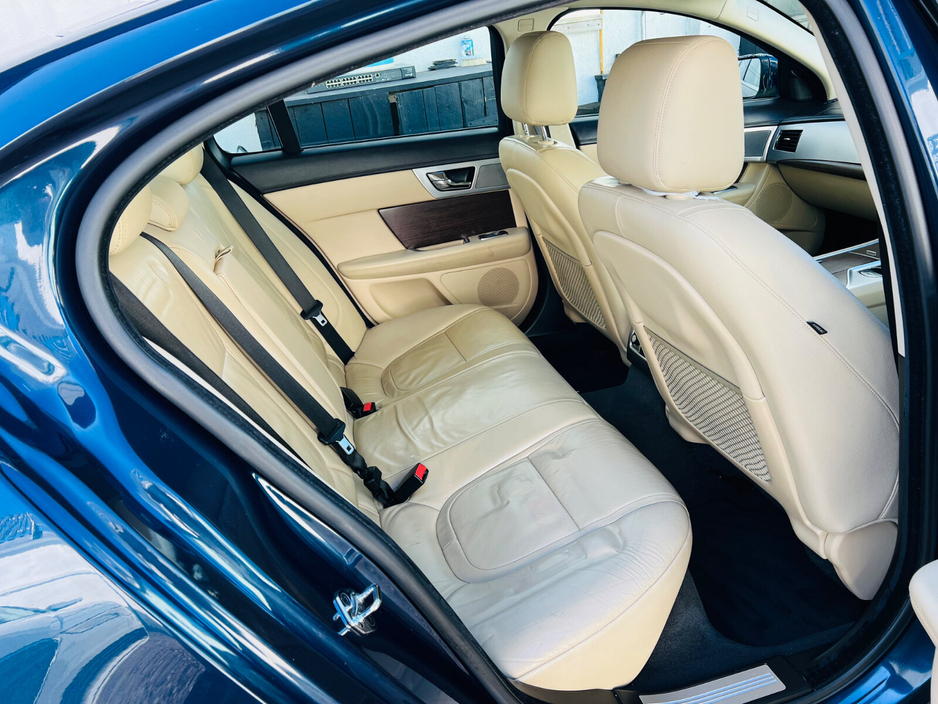 2013 Jaguar XF - image 8