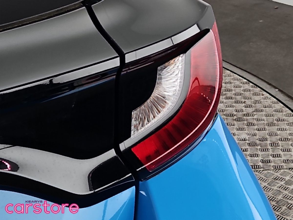 2023 Toyota Yaris - image 18