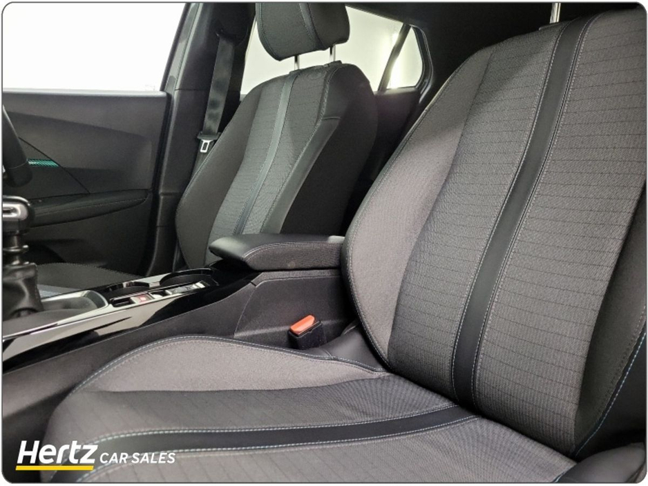 2023 Peugeot 2008 - image 5