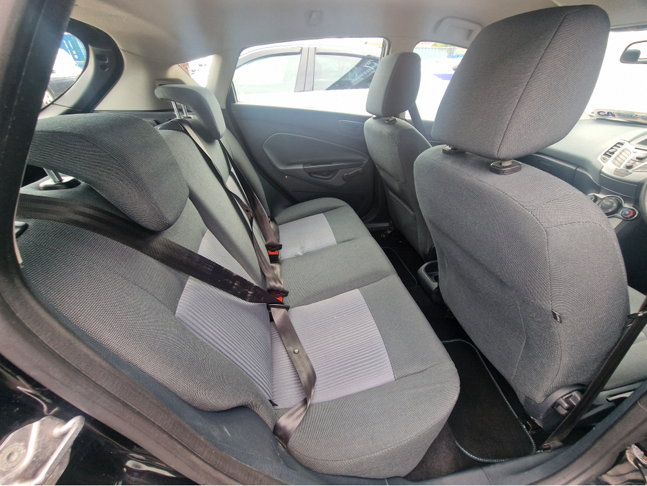 2011 Ford Fiesta - image 28
