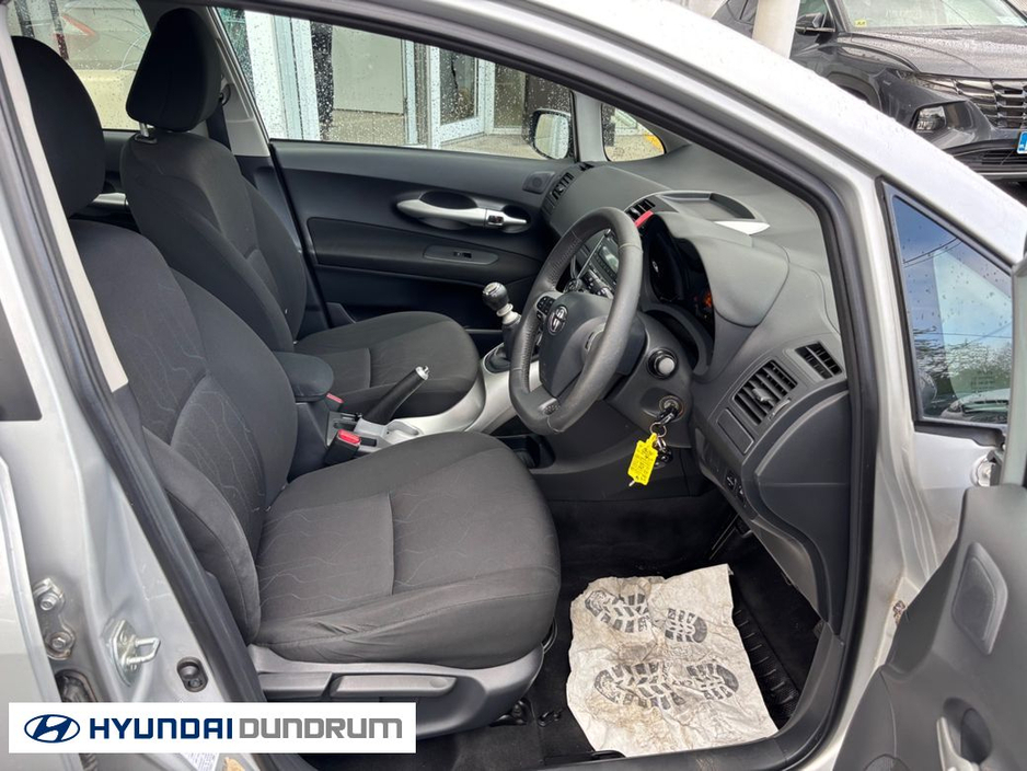 2012 Toyota Auris - image 4